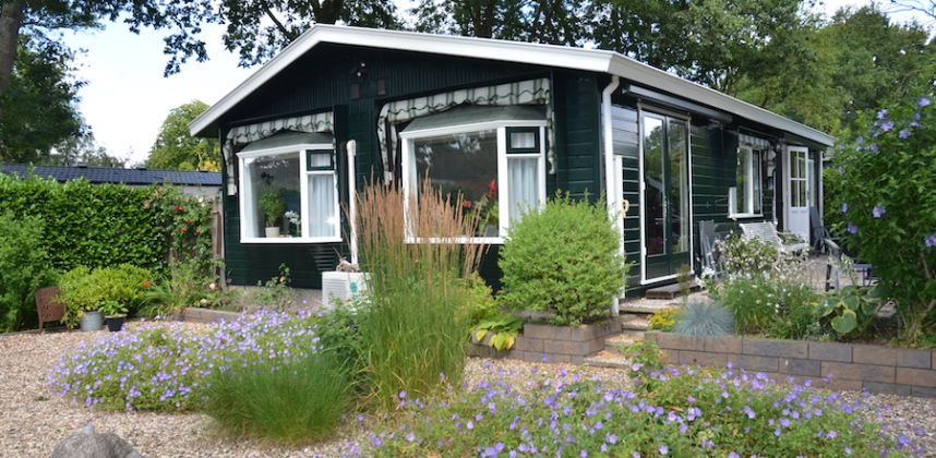 Dubbel Red Cedar chalet met prachtige tuin en idyllisch uitzicht K67